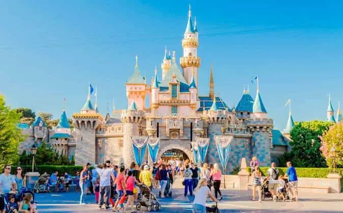 Será Disneylandia centro de vacunación masivo contra Covid-19