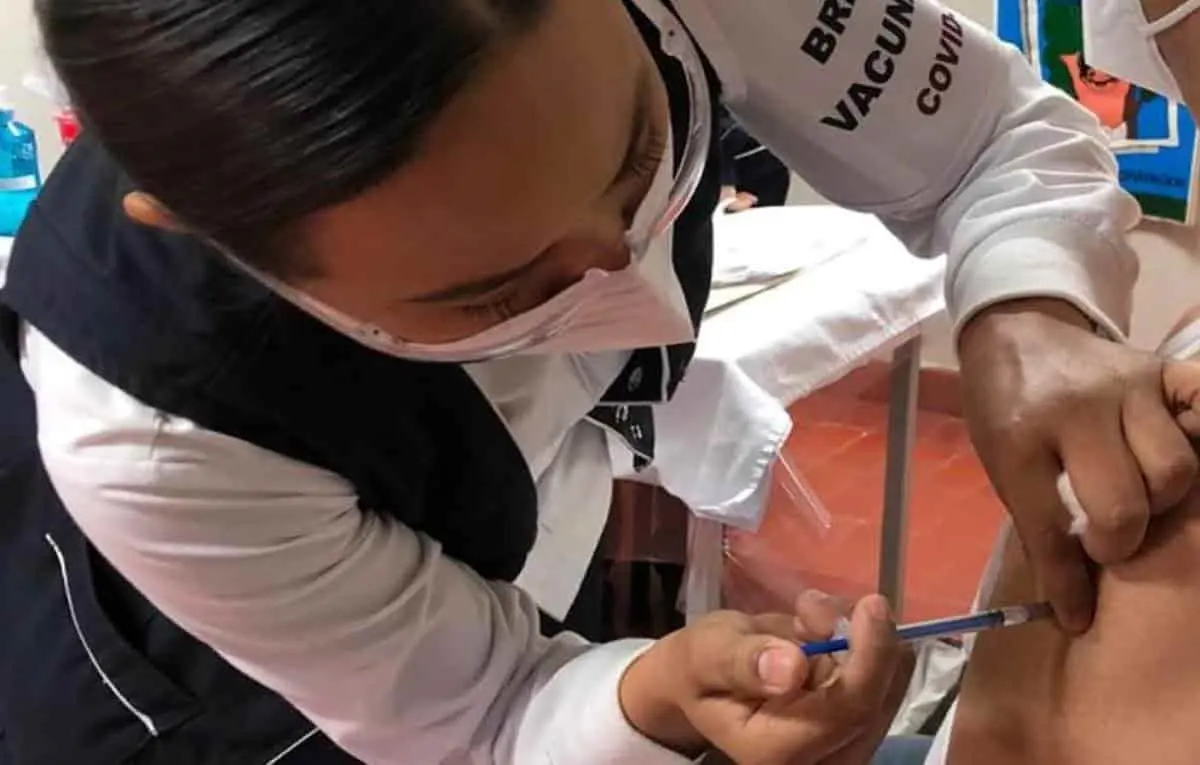Vacunan a la primera persona contra el COVID-19 en Ciudad Obregón