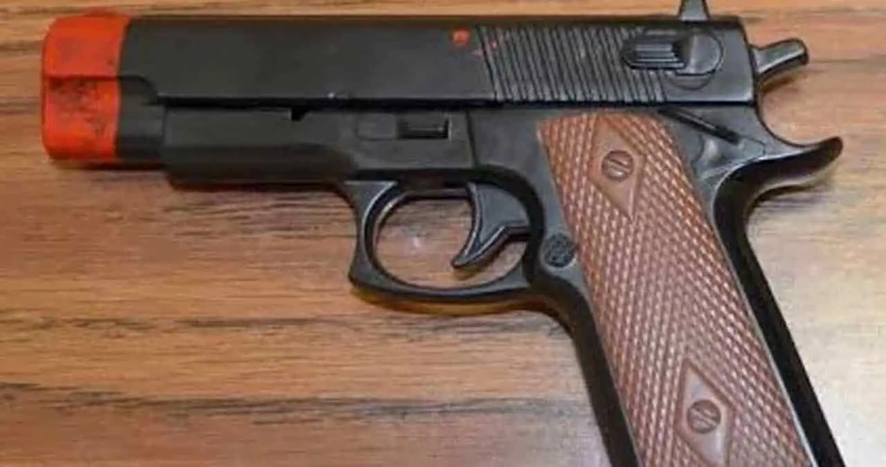 Lo detienen por amenazar con arma de juguete a peatón
