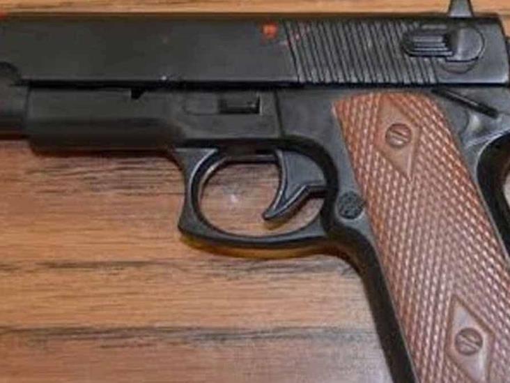 Lo detienen por amenazar con arma de juguete a peatón Lo detienen por amenazar con arma de juguete a peatón