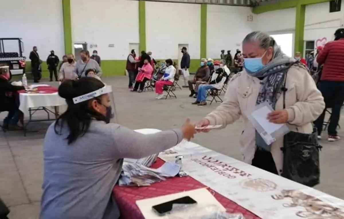 Abuelitos preocupados por falta pago del Bienestar
