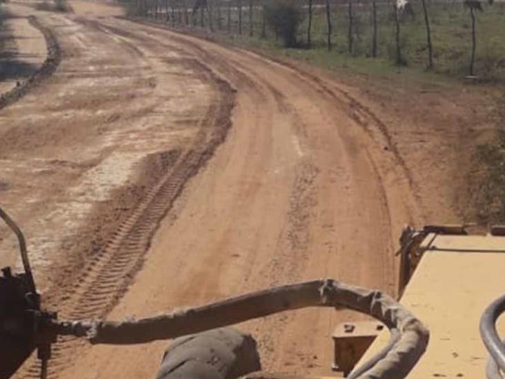 Rehabilitan caminos en los ejidos del sur Rehabilitan caminos en los ejidos del sur