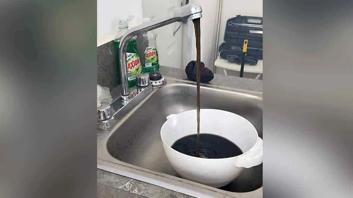 Agua potable de Navojoa, negra como la noche