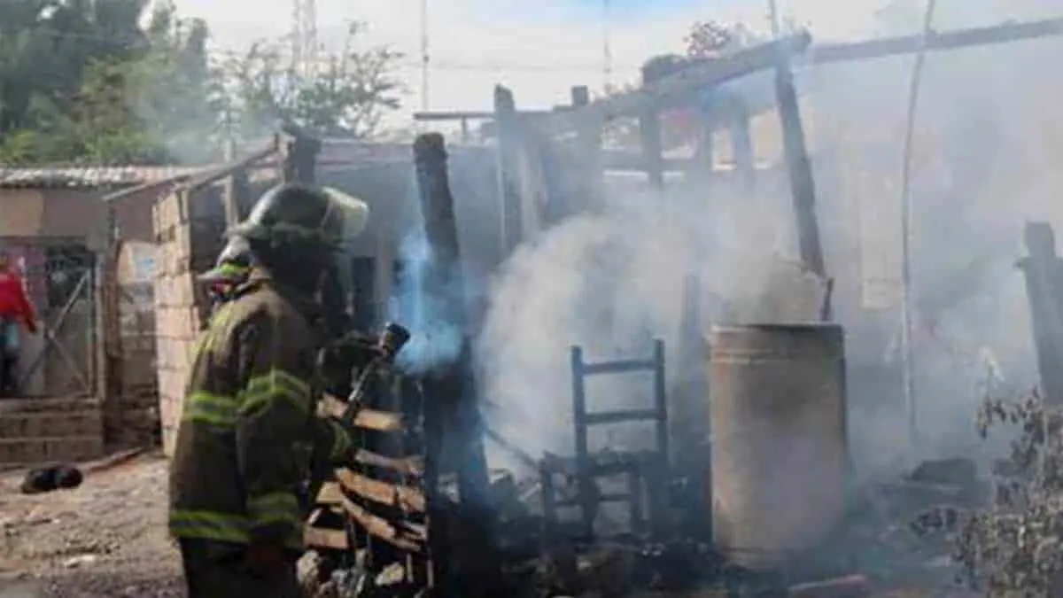 Rescatan a hombre de casa en llamas