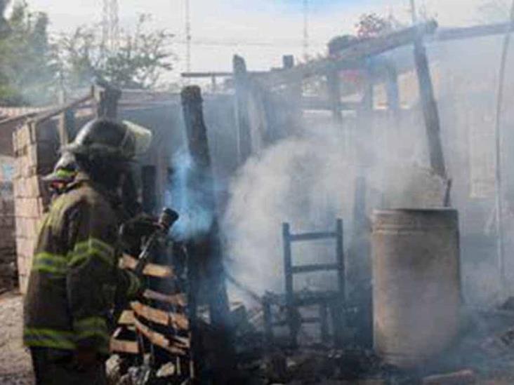 Rescatan a hombre de casa en llamas Rescatan a hombre de casa en llamas