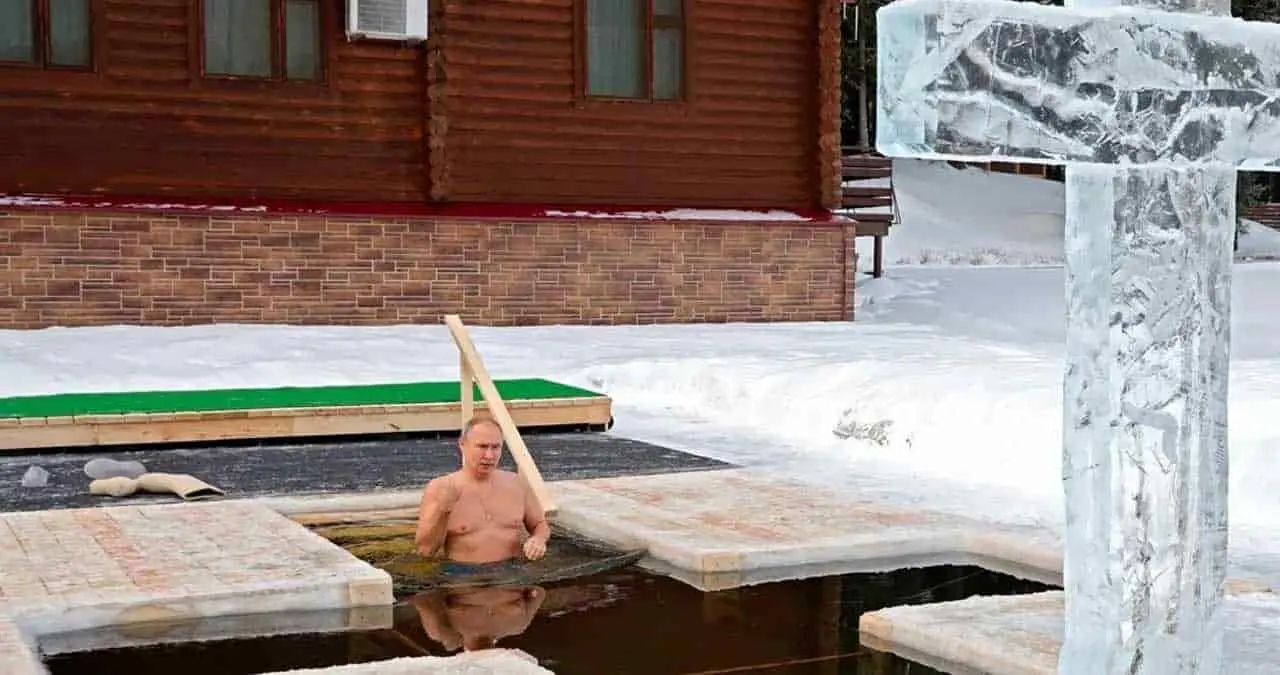 Frío baño de Putin con agua a 20 grados bajo cero