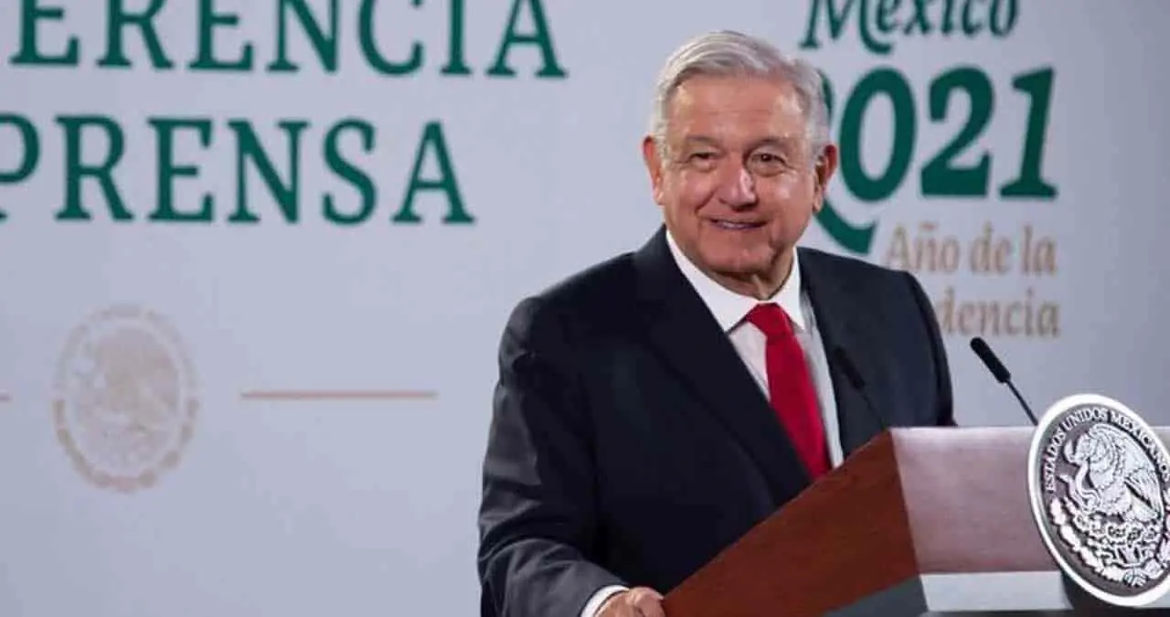 Maestros y médicos privados serán beneficiarios de vacunas: AMLO