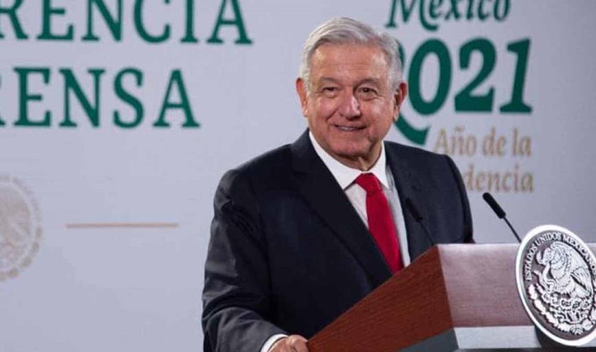 Maestros y médicos privados serán beneficiarios de vacunas: AMLO