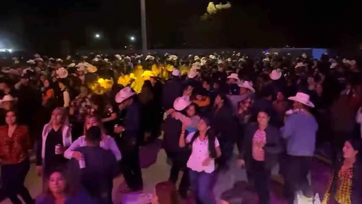 Los dejan vestidos y alborotados