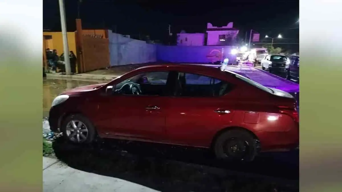 Sedán atropella a jovencita