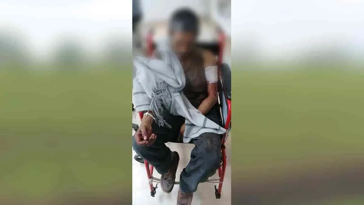 Lo balean mientras regaba la banqueta