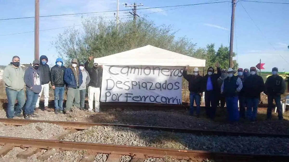 Transportistas bloquean vías del ferrocarril y logran acuerdo