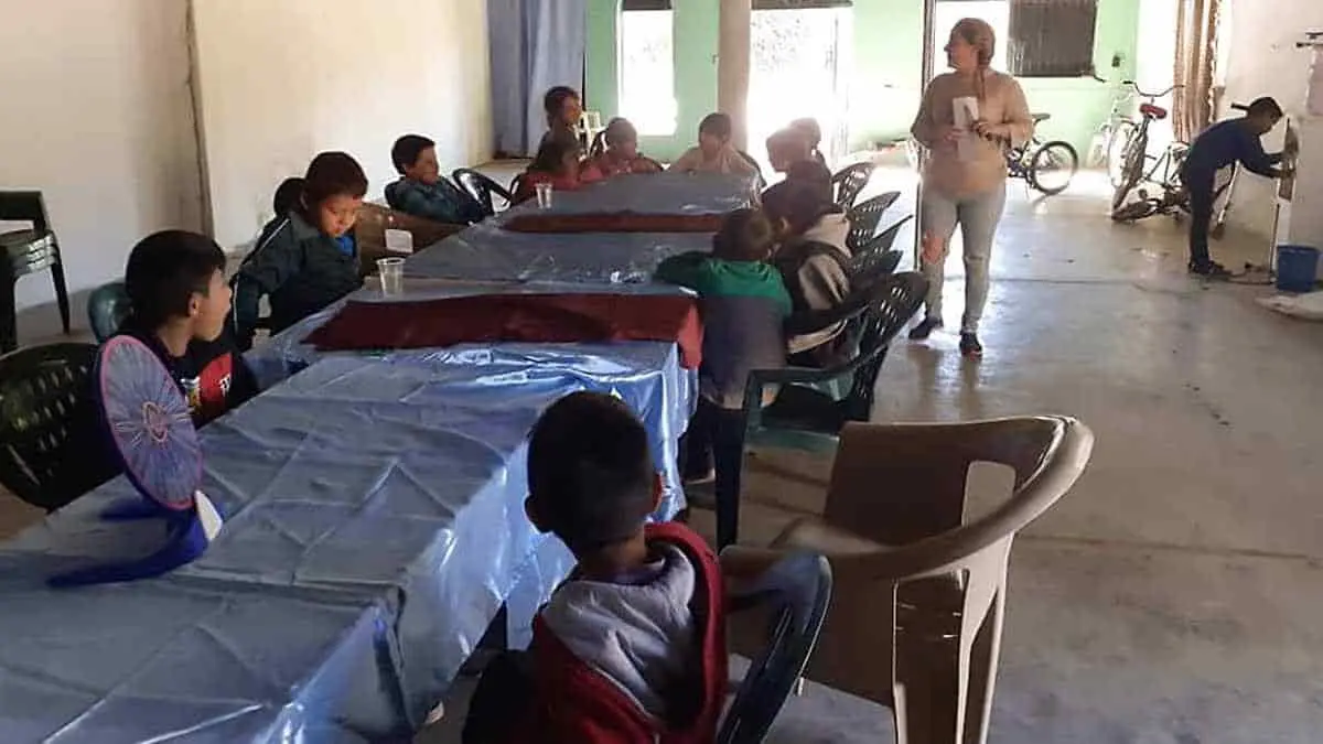 Brindan desayunos a niños de comunidades rurales