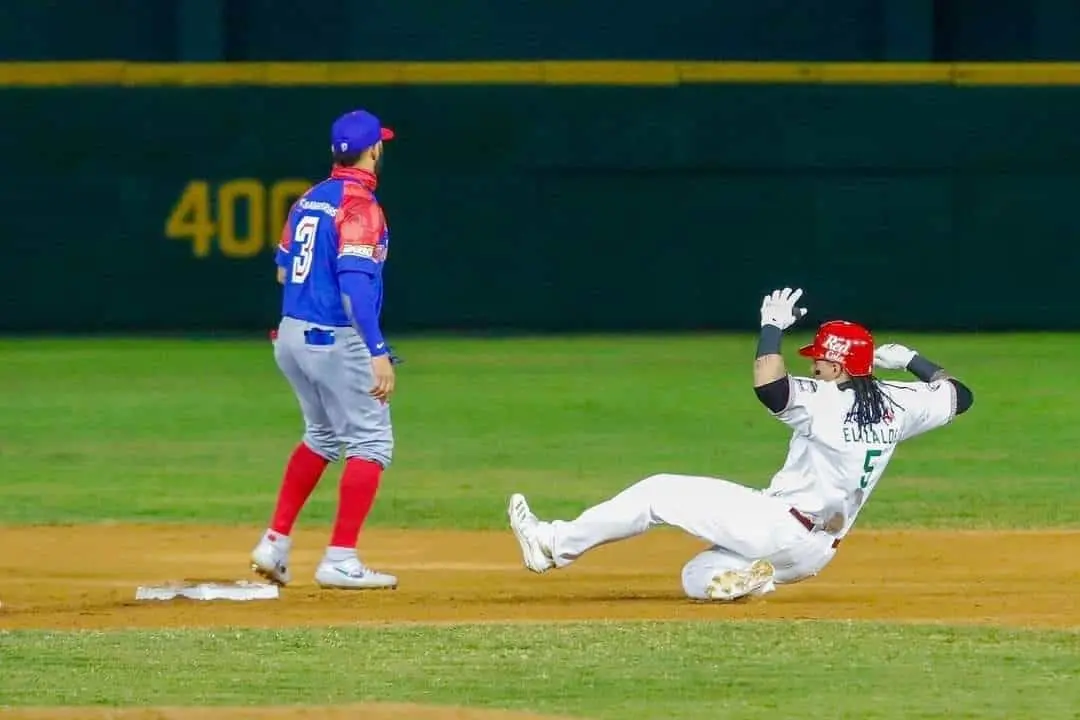 Dominicana limita a México