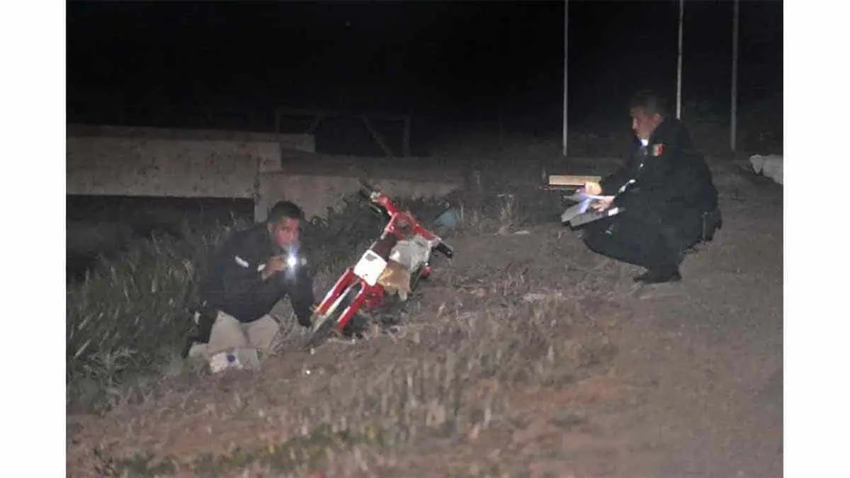 Muere motociclista embestido