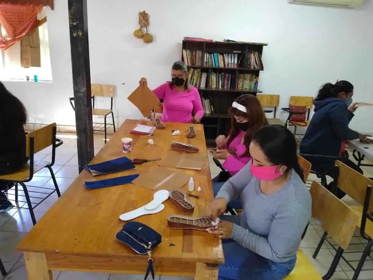 Mujeres de Vícam aprenden a elaborar calzado