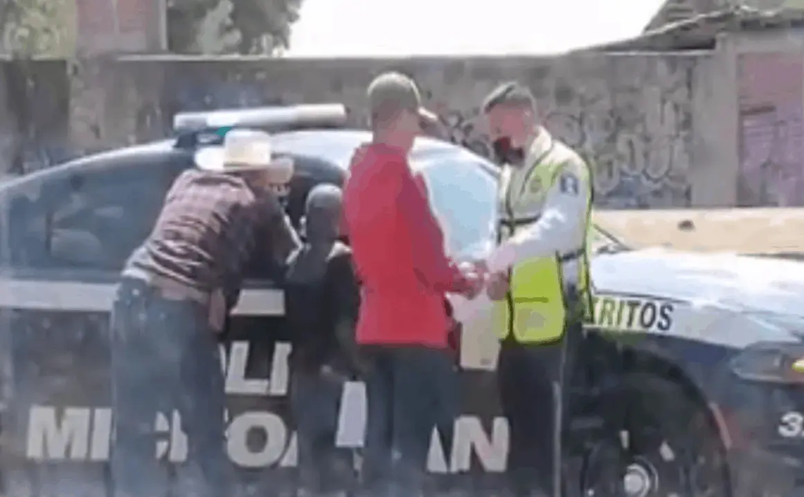 Queda grabado en video cómo un policía recibe soborno en Michoacán