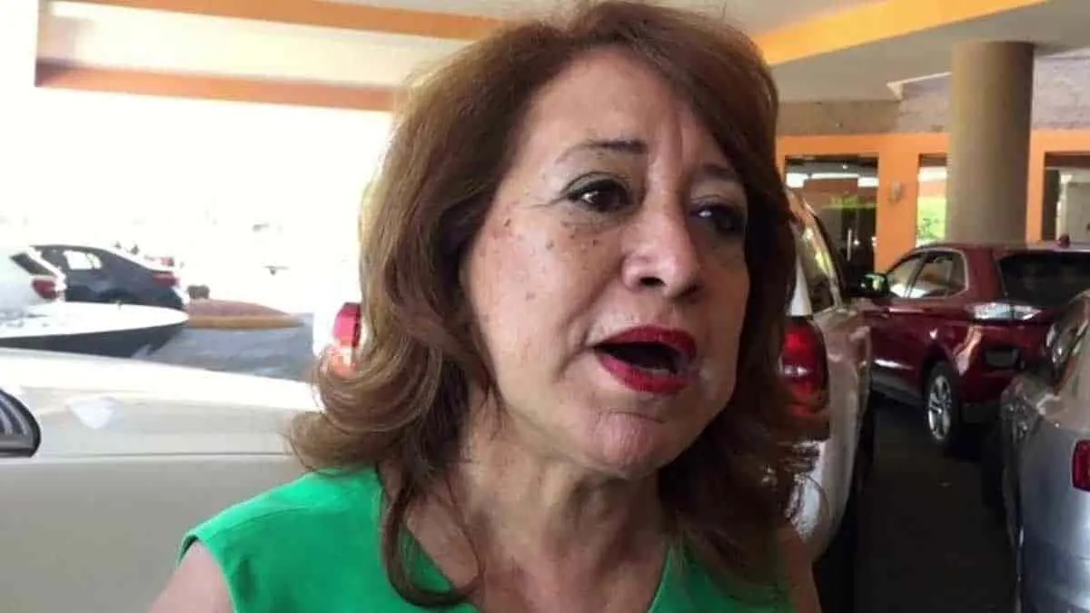 Petra Santos recauda firmas para aspirar como candidata