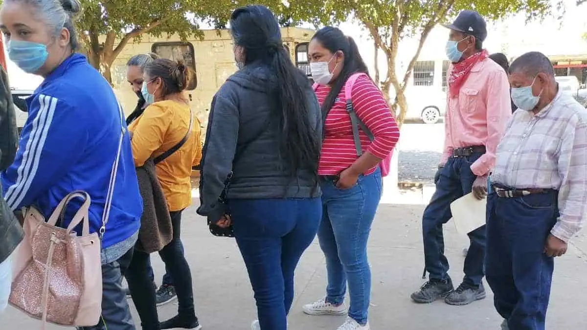 Batallan para conseguir la credencial INE