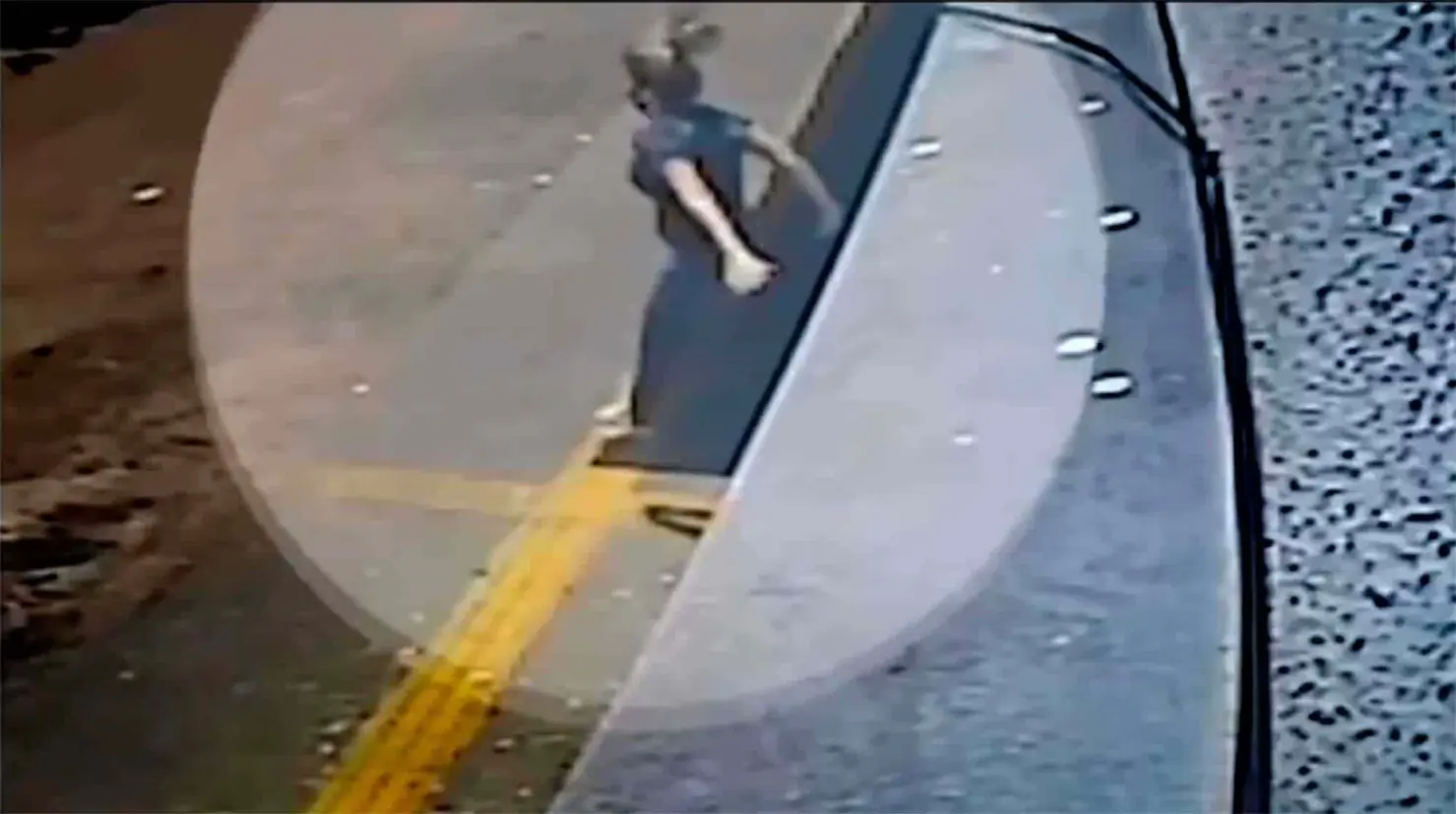 Salta del segundo piso para escapar de violador