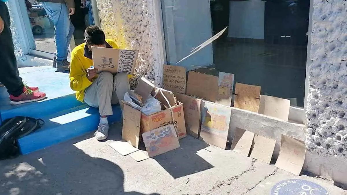 Expone sus obras artísticas en la calle