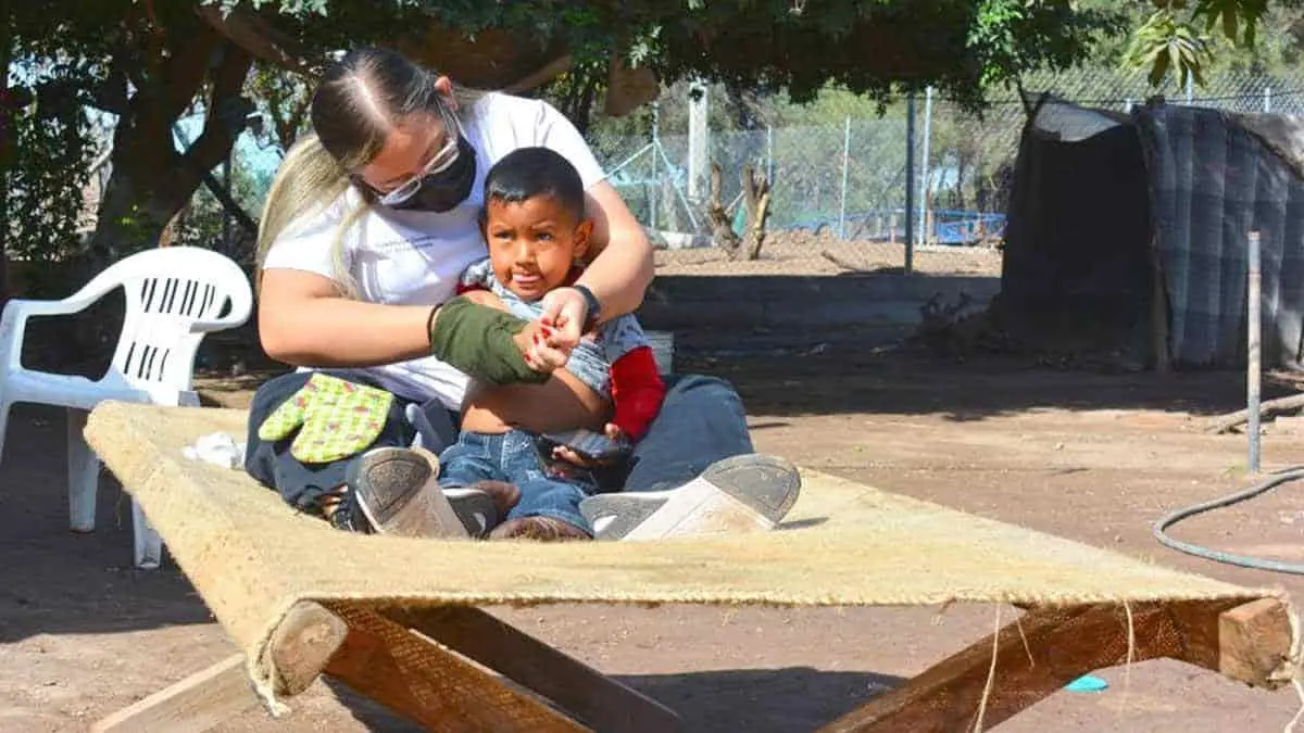 Niños reciben terapias físicas en sus casas