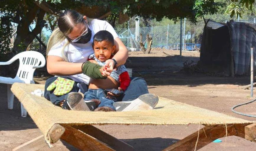 Niños reciben terapias físicas en sus casas