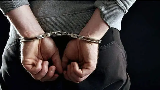 Privan de la libertad a hombre frente a su familia