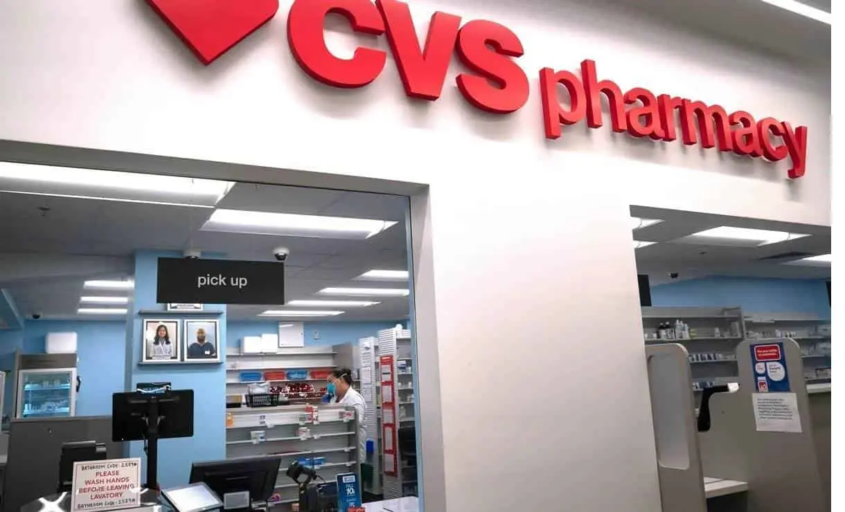 Farmacias de Estados Unidos comienzan vacunación contra covid