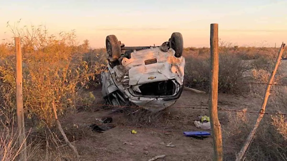 Vuelca vehículo en la carretera a Bahía de Kino