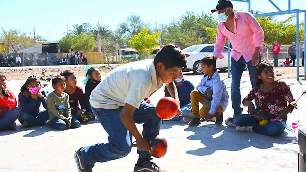 Enseñan a los niños bailar matachín y venado