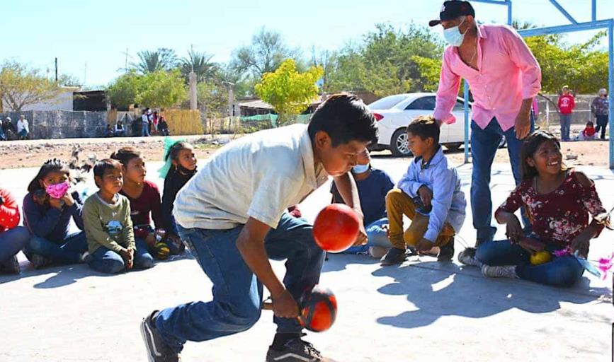 Enseñan a los niños bailar matachín y venado