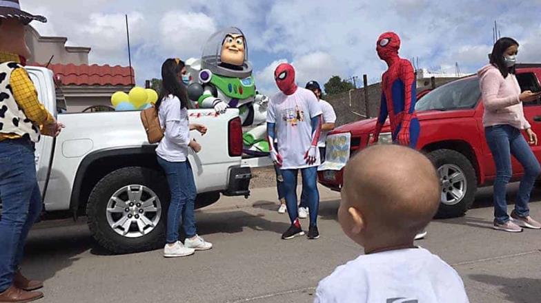 Llevan felicidad a niños con cáncer