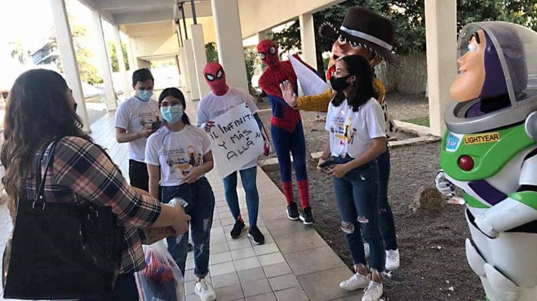 Llevan felicidad a niños con cáncer