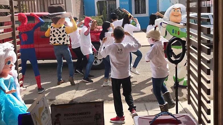 Llevan felicidad a niños con cáncer