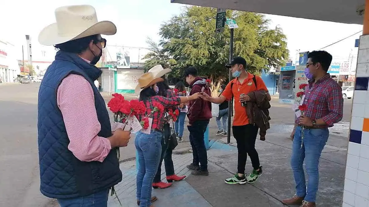 Regalaron flores a peatones