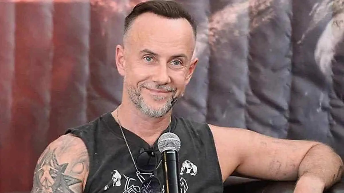 Condenan a cantante por pisotear imagen de la Virgen María