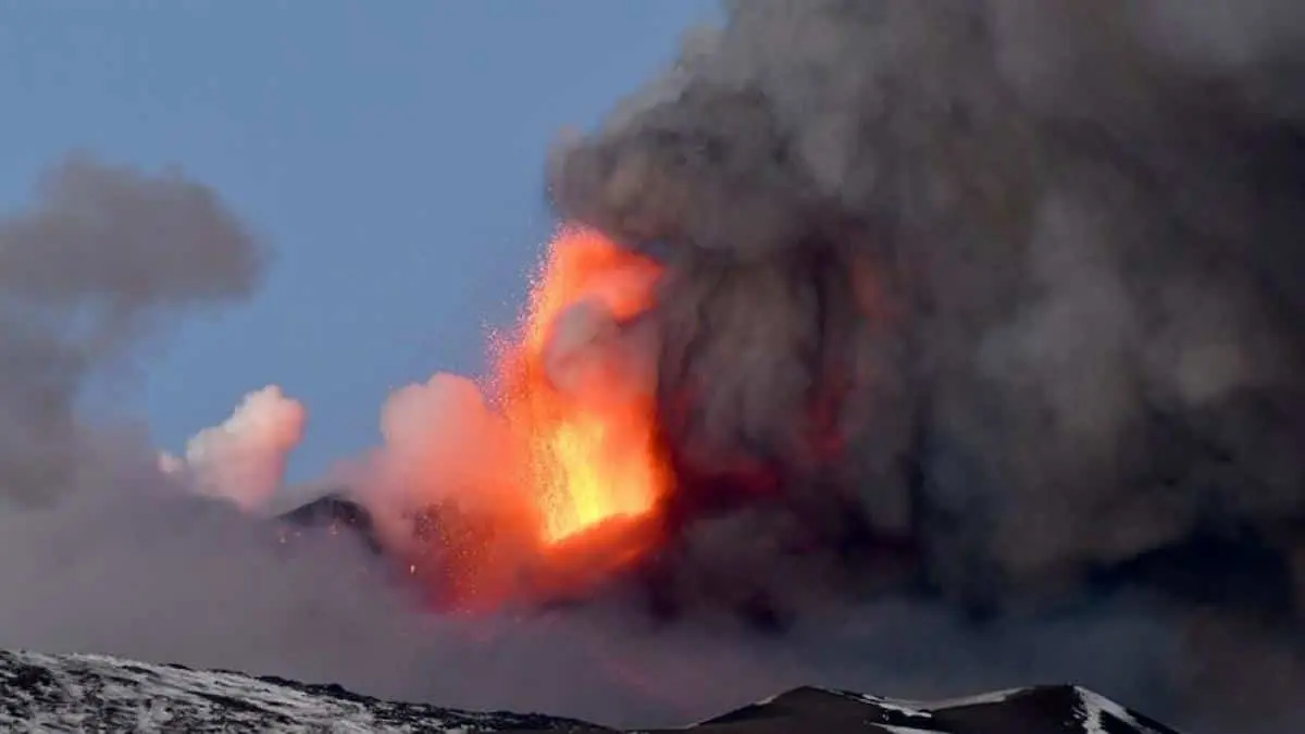 Video: Hace erupción volcán Etna en Italia