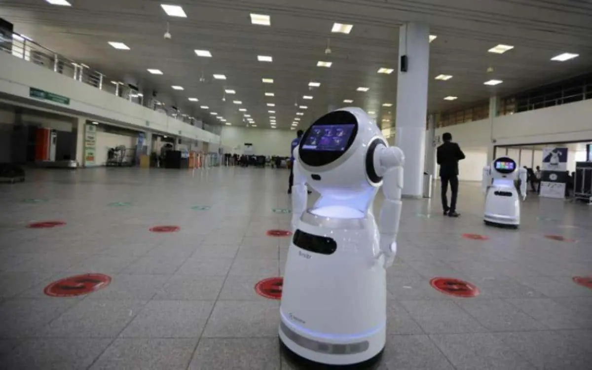 Estudiantes construyen robot para tratar a pacientes de Covid-19