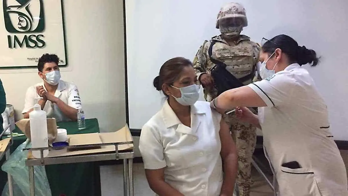Vacunan a trabajadores de Salud