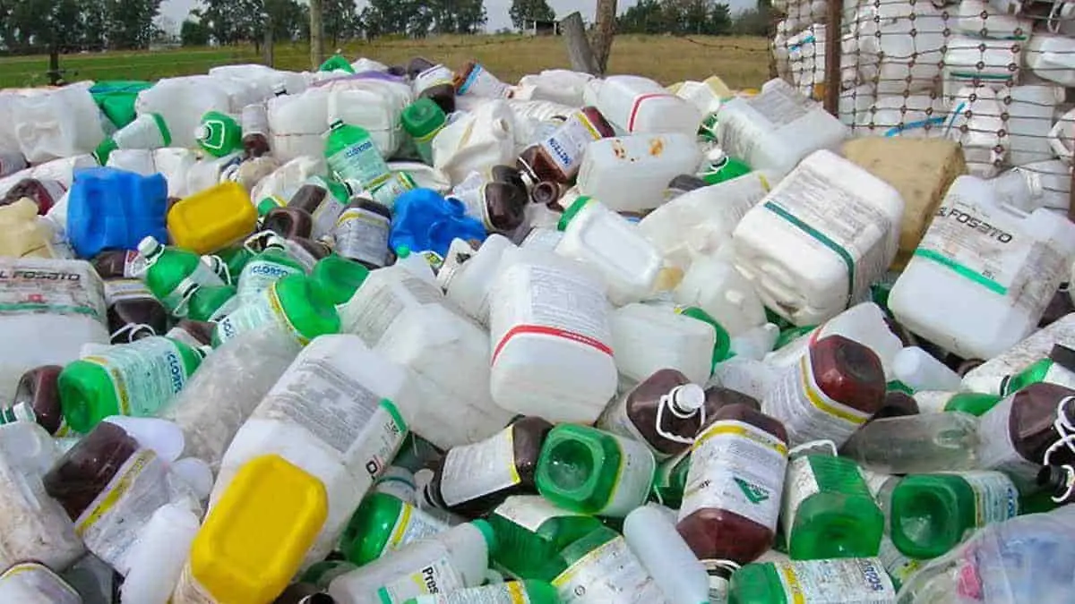 Llaman a no contaminar el campo al tirar envases vacíos de agroquímicos