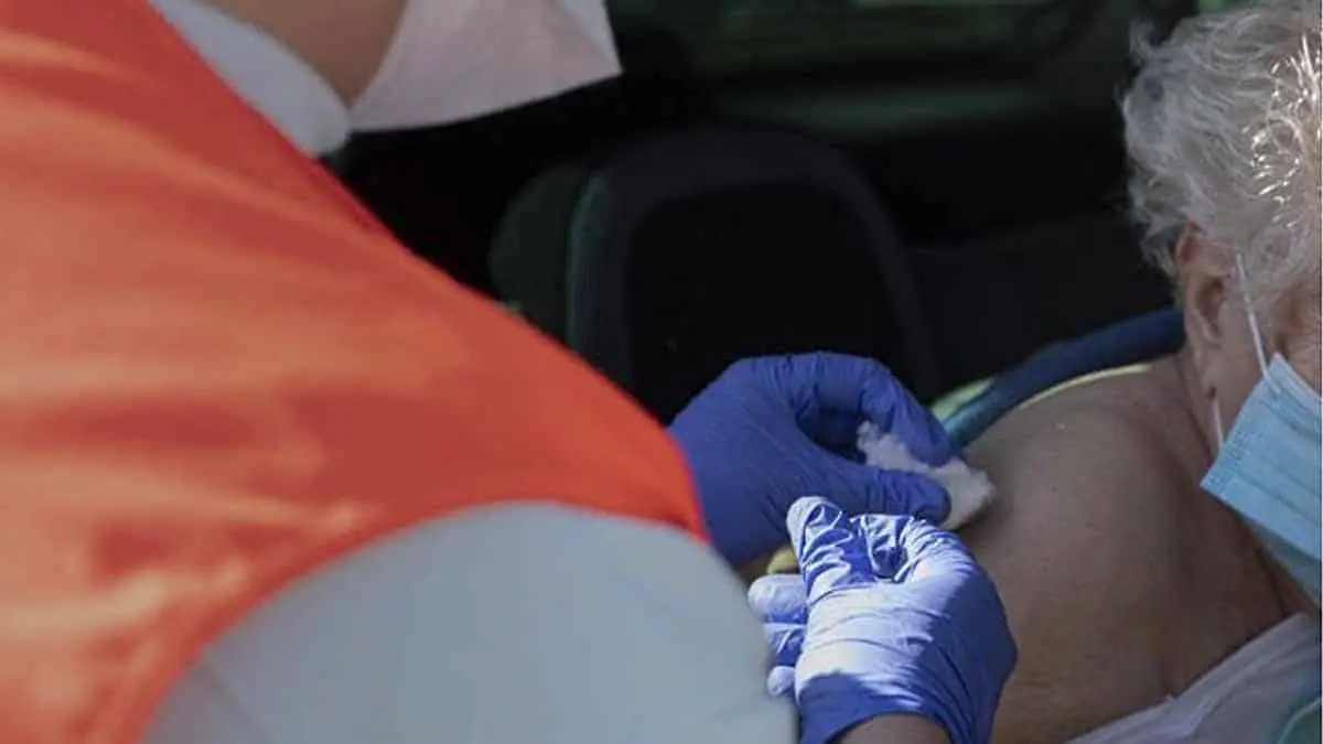 Muchachas se disfrazan de ancianitas para segunda dosis de vacuna antiCovid
