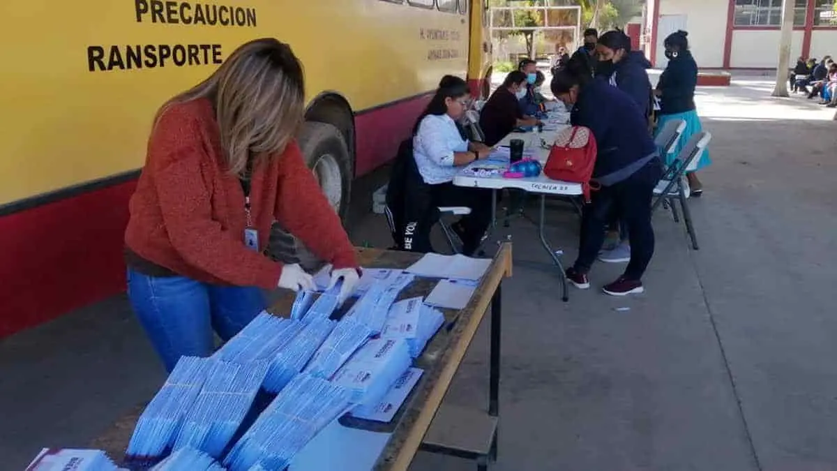Adelantan pago de becas Benito Juárez de educación básica