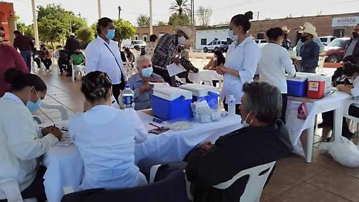 Vacunan a los abuelitos en Rosario Tesopaco