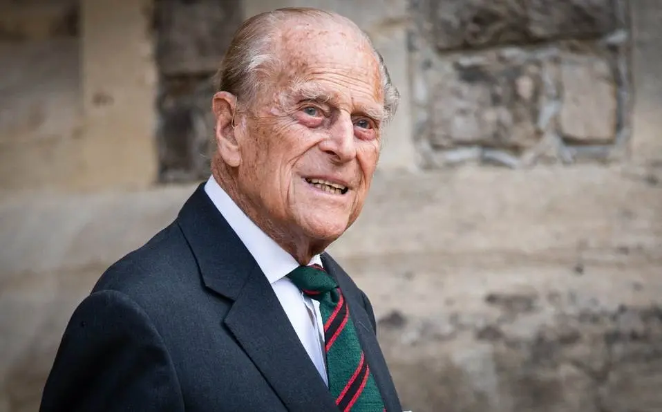 El príncipe Felipe, de 99 años, permanecerá hospitalizado