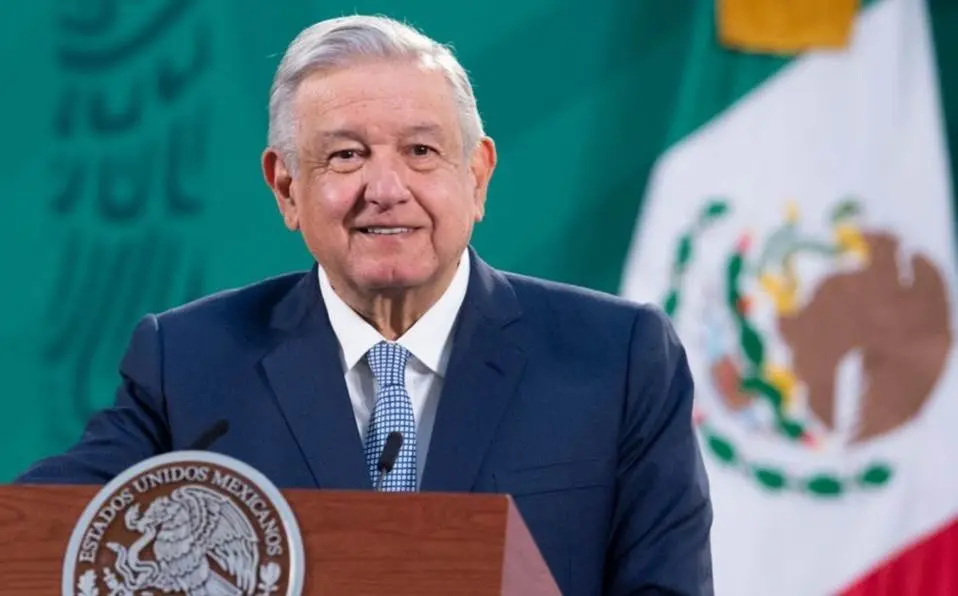 Analiza AMLO vacunar a maestros contra covid para reanudar clases