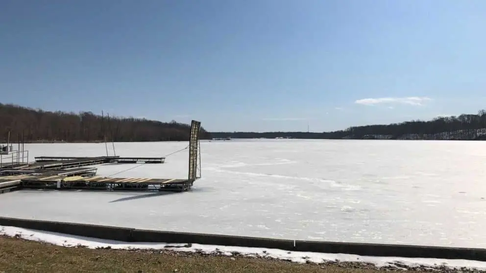 Adolescente y policía mueren al caer a un lago congelado