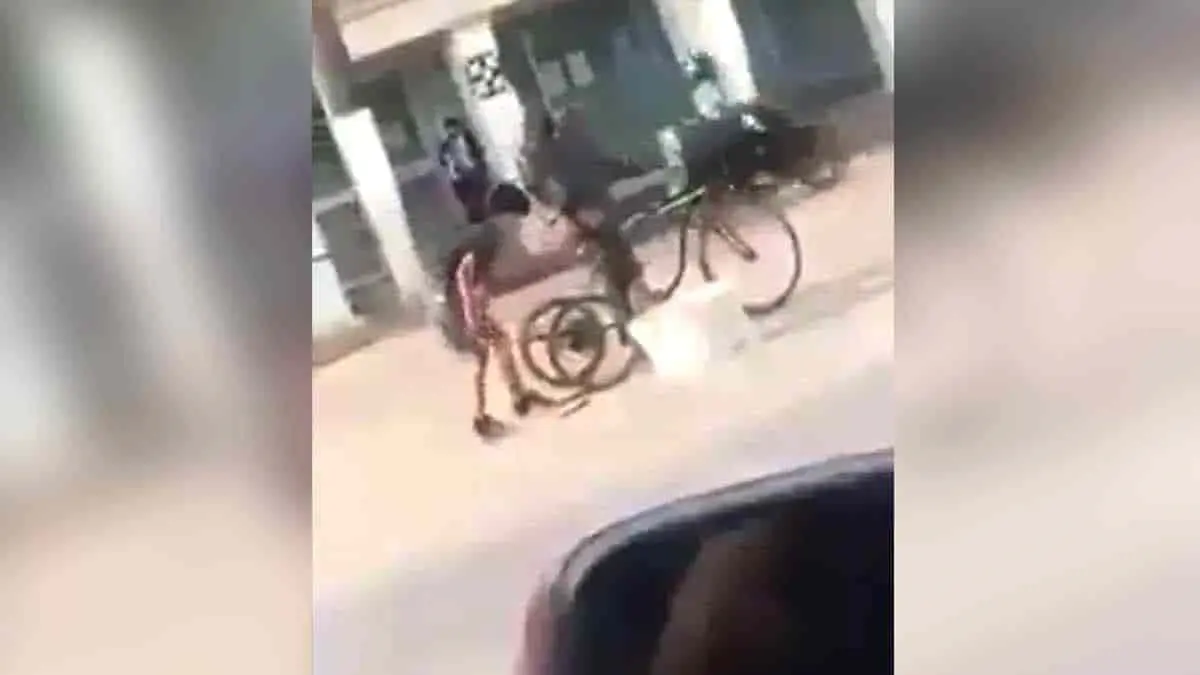 VIDEO: Niño ayuda a anciano a arreglar su triciclo
