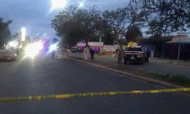 Acribillan a joven frente a la Villas del Sol