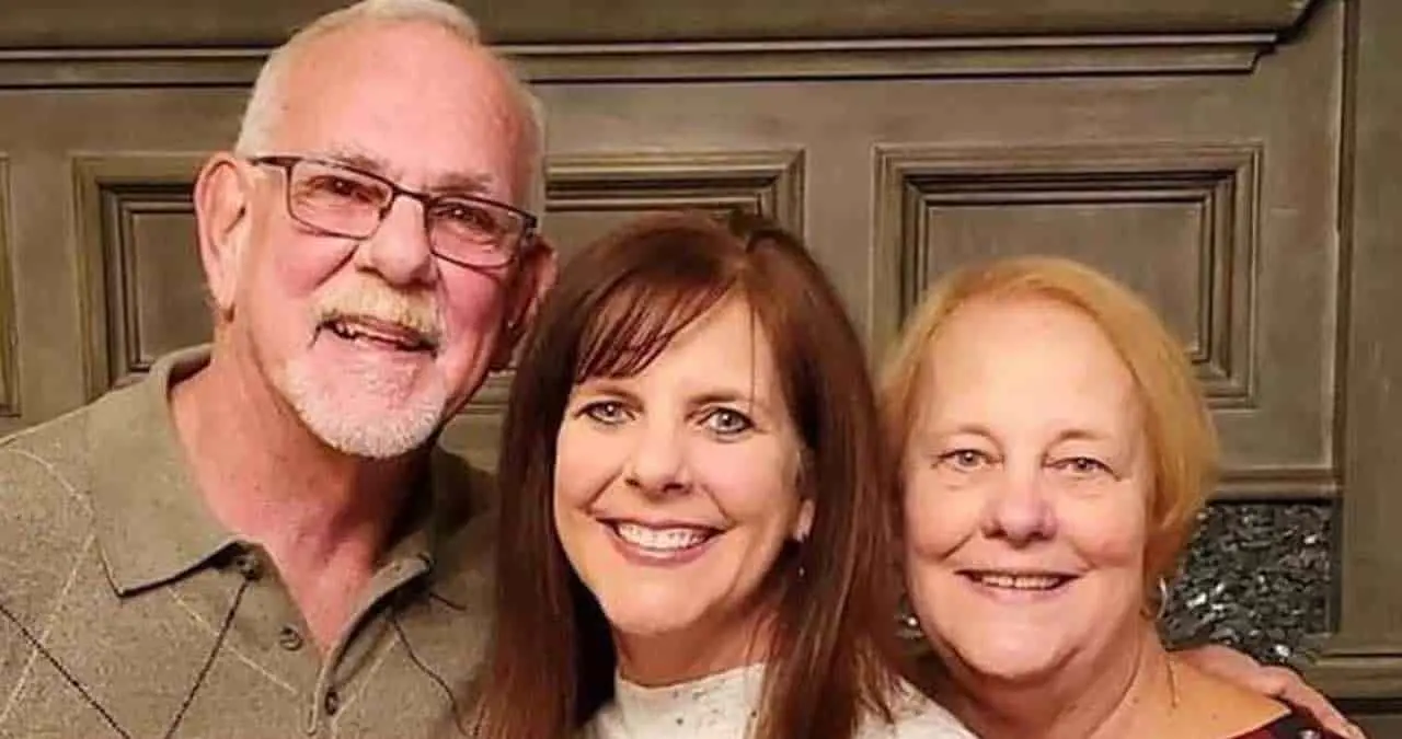 Mujer adoptada reúne a sus padres biológicos después de 50 años